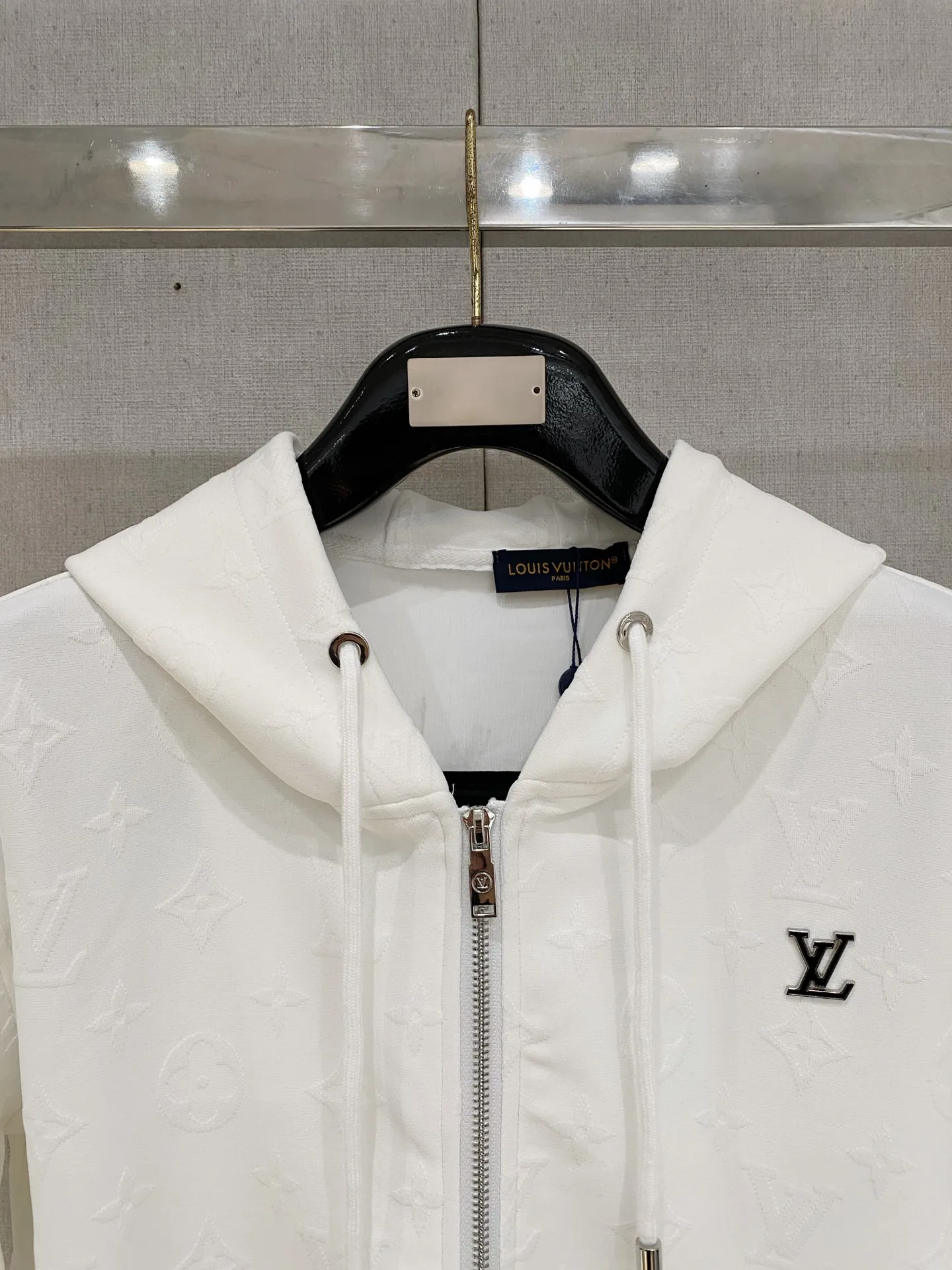 🅿️720 LV hot-selling suit is coming. Focus on the original version of the official website. 2025 new hot-selling cardigan suit. The original order is the best. 🇭🇰The meticulous work of top designers. It has a fitting and perfect upper body effect. All-natural high-quality Tencel Roman cotton 100%, close-fitting comfort, noble and elegant! Original hardware embodies elegance and nobility! Counter size: M-3XL (maximum wear up to 190 pounds)